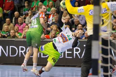 Kresimir Kozina (Nr. 44 Frisch Auf Goeppingen) wirft gegen Jannick Green (Nr. 16 SC Magdeburg) nachdem er von Mads Christiansen (Nr. 20 SC Magdeburg) gefoult wurde SC Magdeburg vs Frisch Auf Goeppingen SC Magdeburg vs Frisch Auf Goeppingen, Handball, DHB-Pokal Viertelfinale, Saison 2018 2019, 19.12.2018 Magdeburg Copyright: xEIBNER DanielxReineltx EP_DRT