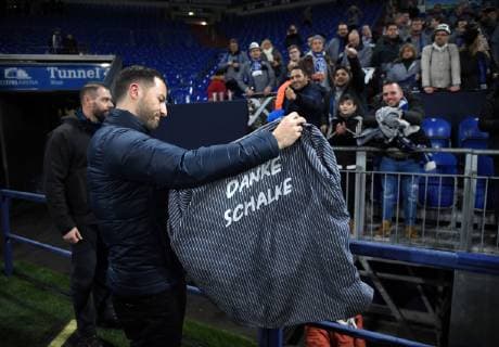 19.12.2018, Fussball GER, Saison 2018 2019, 1. Bundesliga, 16. Spieltag, FC Schalke 04 - Bayer 04 Leverkusen, Lange nach dem Spiel verabschiedet sich Trainer Domenico Tedesco (FC Schalke 04) mit seinen Spielern bei den Bergleuten, anschliessend bekommt er noch ein Grubenhemd von einem Kumpel DFL REGULATIONS PROHIBIT ANY USE OF PHOTOGRAPHS AS IMAGE SEQUENCES AND OR QUASI-VIDEO.