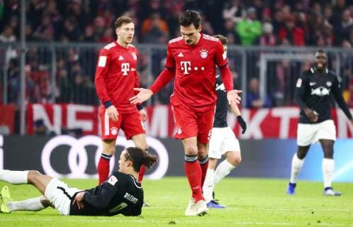 Sport Bilder des Tages Bayern Muenchen - RB Leipzig Fussball 1.Bundesliga Muenchen, .19.12.2018, Allianz Arena, Fussball, DFL, GER, 16.Spieltag , FC Bayern München vs. RB Leipzig. , Im Bild v.l.: Yussuf Poulsen (9, RB Leipzig) und Mats Hummels (5,Bayern). , DFL regulations prohibit any use of photographs as image sequences and or quasi-video.