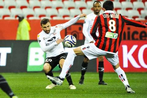 Fußball, Coupe de la Ligue, OGC Nizza - EA Guingamp Nicolas Benezet (Guingamp) - Pierre Lees Melou (OGC Nice) FOOTBALL : OGC Nice vs Guigamp - Coupe de la Ligue - Nice - 19 12 2018 NorbertScanella Panoramic 