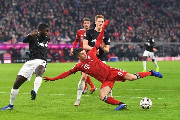 Sport Bilder des Tages Robert LEWANDOWSKI (Bayern Muenchen), Aktion,Zweikampf gegen Dayot UPAMECANO (L) und Marcel HALSTENBERG (L). Strafraumszene. Fussball 1. Bundesliga, 16.Spieltag,Spieltag16, FC Bayern Muenchen M) - RB Leipzig (L) 1-0, am 19.12..2018 in Muenchen A L L I A N Z A R E N A, DFL REGULATIONS PROHIBIT ANY USE OF PHOTOGRAPHS AS IMAGE SEQUENCES AND OR QUASI-VIDEO.