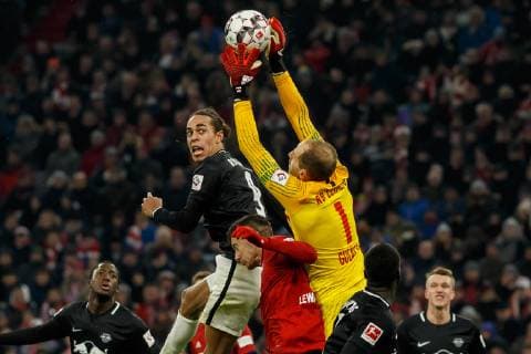 Muenchen, Deutschland, 19.12.2018, 1. Bundesliga 16. Spieltag, FC Bayern Muenchen - RB Leipzig, Yussuf Poulsen (RBL), Torwart Peter Gulacsi (RBL) und Robert Lewandowski (FCB) im Zweikampf ( DeFodi048