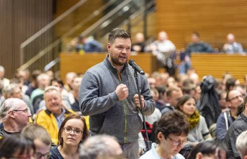 Fußball, 2. Bundesliga, Saison 2018 2019, Mitgliederversammlung und Wahl zum Präsidium der SG Dynamo Dresden, Mittwoch (19.12.2018) im ICC Dresden. Der ehemalige Capo, Stefan Lehmi Lehmann spricht.