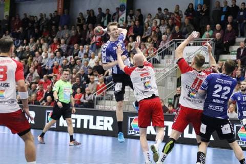 Antonio Metzner (VfL Luebeck-Schwartau 96) gegen Markus Fuchs (ASV Hamm-Westfalen 6)(vorne) , ASV Hamm-Westfalen vs VfL Luebeck Schwartau, Handball, 2. Bundesliga, 21.12.2018, ASV Hamm-Westfalen vs VfL Luebeck Schwartau, Handball, 2. Bundesliga, 21.12.2018 Hamm Copyright: xEIBNER JanxStrohdiekx EP_JSK