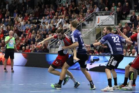 Soeren Suedmeier (ASV Hamm-Westfalen 17) gegen Markus Hansen (VfL Luebeck-Schwartau 11)(rechts), ASV Hamm-Westfalen vs VfL Luebeck Schwartau, Handball, 2. Bundesliga, 21.12.2018, ASV Hamm-Westfalen vs VfL Luebeck Schwartau, Handball, 2. Bundesliga, 21.12.2018 Hamm Copyright: xEIBNER JanxStrohdiekx EP_JSK