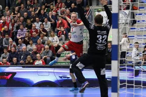Fabian Huesmann (ASV Hamm-Westfalen 3) frei vorm Tor gegen Dennis Klockmann (VfL Luebeck-Schwartau 32)(vorne) , ASV Hamm-Westfalen vs VfL Luebeck Schwartau, Handball, 2. Bundesliga, 21.12.2018, ASV Hamm-Westfalen vs VfL Luebeck Schwartau, Handball, 2. Bundesliga, 21.12.2018 Hamm Copyright: xEIBNER JanxStrohdiekx EP_JSK