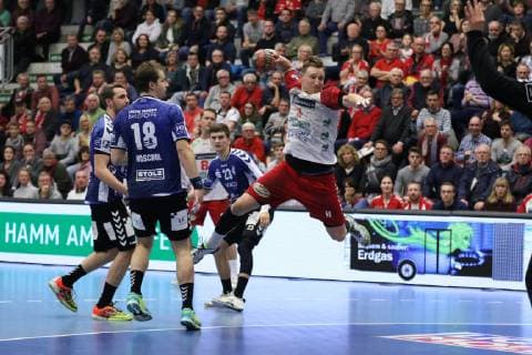 Jakob Schwabe (ASV Hamm-Westfalen 11) vorbei an v.l. Jasper Bruhn (VfL Luebeck-Schwartau 77), Martin Waschul (VfL Luebeck-Schwartau 18) und Janik Schrader (VfL Luebeck-Schwartau 23) frei vorm Tor, ASV Hamm-Westfalen vs VfL Luebeck Schwartau, Handball, 2. Bundesliga, 21.12.2018, ASV Hamm-Westfalen vs VfL Luebeck Schwartau, Handball, 2. Bundesliga, 21.12.2018 Hamm Copyright: xEIBNER JanxStrohdiekx EP_JSK
