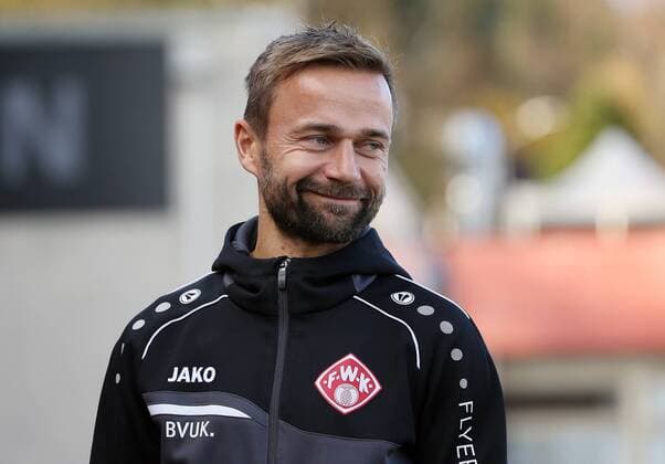 v.li.: Trainer Michael Schiele (FC Würzburger Kickers) lacht, lachend, lächeln, Freude, Fussball, 3. Liga, FC Würzburger Kickers - VfL Osnabrück, DFB REGULATIONS PROHIBIT ANY USE OF PHOTOGRAPHS AS IMAGE SEQUENCES AND OR QUASI-VIDEO.