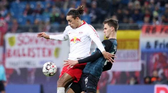 RB Leipzig - Bremen Fussball Bundesliga Leipzig, 22.12.2018, Red Bull Arena, Fussball, 1.Bundesliga, 17.Spieltag , RB Leipzig vs. SV Werder Bremen , Im Bild von links; Yussuf Poulsen (9, RB Leipzig) und Sebastian Langkamp (15, Bremen). , Gemäß den Vorgaben der DFL Deutsche Fußball Liga ist es untersagt, in dem Stadion und oder vom Spiel angefertigte Fotoaufnahmen in Form von Sequenzbildern und oder videoähnlichen Fotostrecken zu verwerten bzw. verwerten zu lassen. , *** RB Leipzig Bremen Fussball Bundesliga Leipzig 22 12 2018 Red Bull Arena Fussball 1 Bundesliga 17 Spieltag RB Leipzig vs SV Werder Bremen In the picture from left Yussuf Poulsen 9 RB Leipzig und Sebastian Langkamp 15 Bremen According to the DFL Deutsche Fußball Liga it is forbidden to use or have used photos taken in the stadium and or from the match in the form of sequence pictures and or video-like photo series