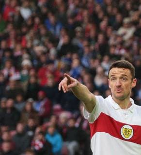 Sport Themen der Woche KW51 Sport Bilder des Tages 22.12.2018, Deutschland, Stuttgart, Fußball Bundesliga 17. Spieltag Saison 2018 2019 VfB Stuttgart vs. FC Schalke 04: Christian Gentner (VfB) zeigt DFL REGULATIONS PROHIBIT ANY USE OF PHOTOGRAPHS AS IMAGE SEQUENCES AND OR QUASI-VIDEO. Gemäß den Vorgaben der DFL Deutsche Fußball Liga ist es untersagt, in dem Stadion und oder vom Spiel angefertigte Fotoaufnahmen in Form von Sequenzbildern und oder videoähnlichen Fotostrecken zu verwerten bzw. verwerten zu lassen.