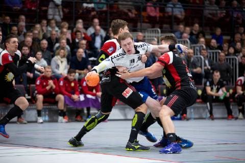 Luebbecke, Deutschland 22.12.2018: 2. Handball Bundesliga - 2018 2019 - TuS-N-Luebbecke vs. EHV Aue (L-R) Patryk Walczak (Luebbecke), Petr Slachta (Aue), Moritz Schade (Luebbecke) Luebbecke Nordrhein-Westfalen Deutschland Merkur Arena