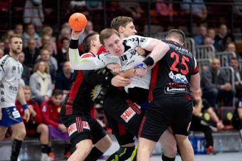 Luebbecke, Deutschland 22.12.2018: 2. Handball Bundesliga - 2018 2019 - TuS-N-Luebbecke vs. EHV Aue (L-R) Petr Slachta (Aue), Patryk Walczak (Luebbecke), Moritz Schade (Luebbecke) Luebbecke Nordrhein-Westfalen Deutschland Merkur Arena