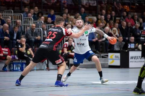Luebbecke, Deutschland 22.12.2018: 2. Handball Bundesliga - 2018 2019 - TuS-N-Luebbecke vs. EHV Aue (L-R) Moritz Schade (Luebbecke), Mindaugas Dumcius (Aue) Luebbecke Nordrhein-Westfalen Deutschland Merkur Arena