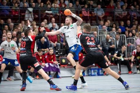Luebbecke, Deutschland 22.12.2018: 2. Handball Bundesliga - 2018 2019 - TuS-N-Luebbecke vs. EHV Aue (L-R) Lukasz Gierak (Luebbecke), Mindaugas Dumcius (Aue), Moritz Schade (Luebbecke) Luebbecke Nordrhein-Westfalen Deutschland Merkur Arena