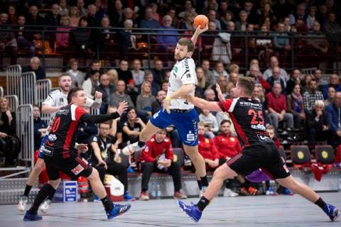 Luebbecke, Deutschland 22.12.2018: 2. Handball Bundesliga - 2018 2019 - TuS-N-Luebbecke vs. EHV Aue (L-R) Lukasz Gierak (Luebbecke), Austris Tuminskis (Aue), Moritz Schade (Luebbecke) Luebbecke Nordrhein-Westfalen Deutschland Merkur Arena