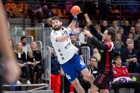 Luebbecke, Deutschland 22.12.2018: 2. Handball Bundesliga - 2018 2019 - TuS-N-Luebbecke vs. EHV Aue (L-R) Brykner Ladislav (Aue), Jens Bechtloff (Luebbecke) Luebbecke Nordrhein-Westfalen Deutschland Merkur Arena