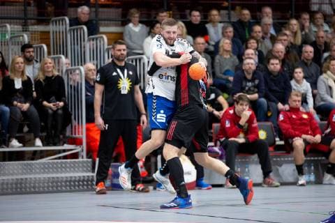 Luebbecke, Deutschland 22.12.2018: 2. Handball Bundesliga - 2018 2019 - TuS-N-Luebbecke vs. EHV Aue (L-R) Mindaugas Dumcius (Aue), Lukasz Gierak (Luebbecke) Luebbecke Nordrhein-Westfalen Deutschland Merkur Arena