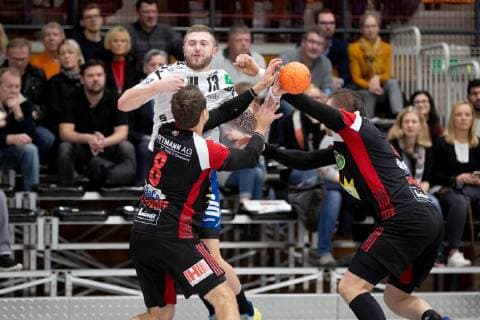Luebbecke, Deutschland 22.12.2018: 2. Handball Bundesliga - 2018 2019 - TuS-N-Luebbecke vs. EHV Aue (L-R) Jens Bechtloff (Luebbecke), Mindaugas Dumcius (Aue), Lukasz Gierak (Luebbecke) Luebbecke Nordrhein-Westfalen Deutschland Merkur Arena