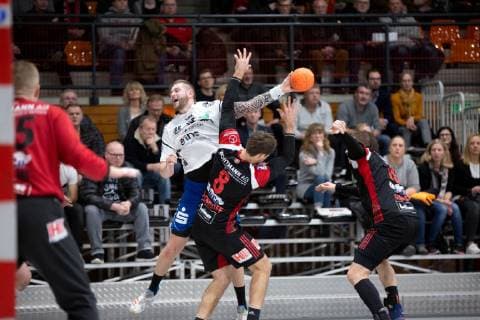 Luebbecke, Deutschland 22.12.2018: 2. Handball Bundesliga - 2018 2019 - TuS-N-Luebbecke vs. EHV Aue (L-R) Mindaugas Dumcius (Aue), Jens Bechtloff (Luebbecke), Lukasz Gierak (Luebbecke) Luebbecke Nordrhein-Westfalen Deutschland Merkur Arena