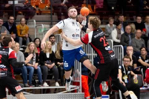 Luebbecke, Deutschland 22.12.2018: 2. Handball Bundesliga - 2018 2019 - TuS-N-Luebbecke vs. EHV Aue (L-R) Mindaugas Dumcius (Aue), Valentin Spohn (Luebbecke) Luebbecke Nordrhein-Westfalen Deutschland Merkur Arena