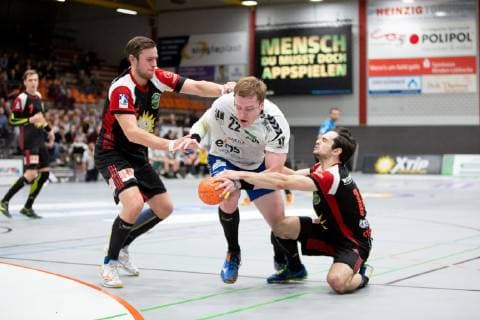 Luebbecke, Deutschland 22.12.2018: 2. Handball Bundesliga - 2018 2019 - TuS-N-Luebbecke vs. EHV Aue (L-R) Jo Gerrit Genz (Luebbecke), Petr Slachta (Aue), Peter Strosack (Luebbecke) Luebbecke Nordrhein-Westfalen Deutschland Merkur Arena