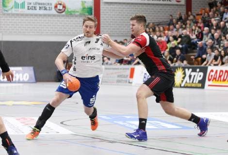 Eric Meinhardt (EHV Aue 3) gegen Moritz Schade (TuS N-Luebbecke 25)(rechts) , TuS N-Luebbecke vs EHV Aue, Handball, 2. Bundesliga, 22.12.2018, TuS N-Luebbecke vs EHV Aue, Handball, 2. Bundesliga, 22.12.2018 Luebbecke Copyright: xEIBNER JanxStrohdiekx EP_JSK