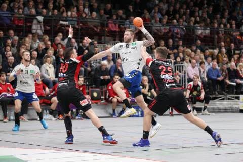 Mindaugas Dumcius (EHV Aue 13) gegen Lukasz Gierak (TuS N-Luebbecke 10)(links) und Moritz Schade (TuS N-Luebbecke 25)(rechts) , TuS N-Luebbecke vs EHV Aue, Handball, 2. Bundesliga, 22.12.2018, TuS N-Luebbecke vs EHV Aue, Handball, 2. Bundesliga, 22.12.2018 Luebbecke Copyright: xEIBNER JanxStrohdiekx EP_JSK
