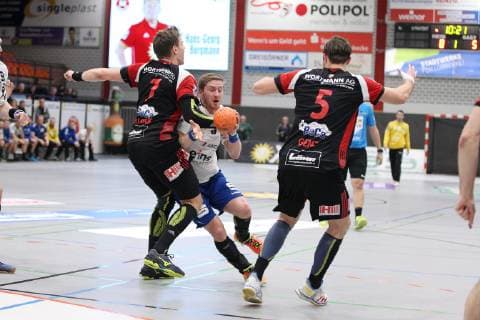 Eric Meinhardt (EHV Aue 3) gegen Patryk Walczak (TuS N-Luebbecke 7)(links) und Jo Gerrit Genz (TuS N-Luebbecke 5)(rechts) , TuS N-Luebbecke vs EHV Aue, Handball, 2. Bundesliga, 22.12.2018, TuS N-Luebbecke vs EHV Aue, Handball, 2. Bundesliga, 22.12.2018 Luebbecke Copyright: xEIBNER JanxStrohdiekx EP_JSK