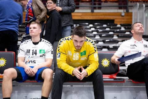 Luebbecke, Deutschland 22.12.2018: 2. Handball Bundesliga - 2018 2019 - TuS-N-Luebbecke vs. EHV Aue (L-R) Felix Roth (Aue), Torwart Erik Töpfer Toefer (Aue) Luebbecke Nordrhein-Westfalen Deutschland Merkur Arena