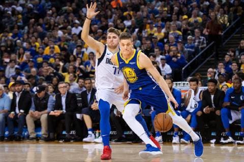 181222 Luka Doncic of Golden State Warriors and Jonas Jerebko of Golden State Warriors during a regular season NBA Basketball Herren USA game between Golden State Warriors and Dallas Mavericks on December 22, 2018 in Oakland. Photo: Joel Marklund BILDBYRN kod JM 87819 Copyright: JOELxMARKLUND BB181222JM015