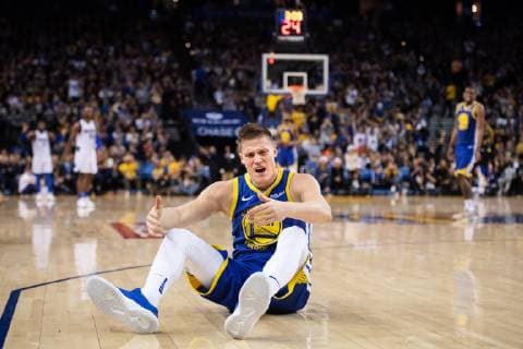 181222 Jonas Jerebko of Golden State Warriors reacts during a regular season NBA Basketball Herren USA game between Golden State Warriors and Dallas Mavericks on December 22, 2018 in Oakland. Photo: Joel Marklund BILDBYRN kod JM 87819 Copyright: JOELxMARKLUND BB181222JM022