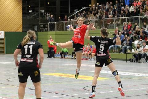 9 Lea Schuhknecht (TGN) 5 Kim Land (HL) Handball 2. HBF TG Nuertingen vs. HL Buchholz 08-Rosengarten 2018-12-22 Foto:Eibner Handball 2. HBF TG Nuertingen vs. HL Buchholz 08-Rosengarten Nuertingen Copyright: xBaur xEibner-Pressefotox EP_Soba