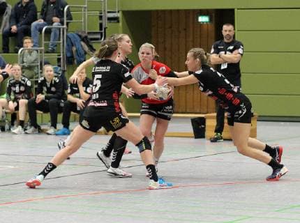 18 Benita Quattlender (TGN) 5 Kim Land (HL) 33 Lisa Borutta (HL, re.) Handball 2. HBF TG Nuertingen vs. HL Buchholz 08-Rosengarten 2018-12-22 Foto:Eibner Handball 2. HBF TG Nuertingen vs. HL Buchholz 08-Rosengarten Nuertingen Copyright: xBaur xEibner-Pressefotox EP_Soba