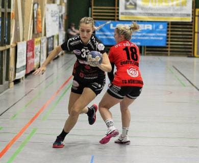 33 Lisa Borutta (HL) 18 Benita Quattlender (TGN) Handball 2. HBF TG Nuertingen vs. HL Buchholz 08-Rosengarten 2018-12-22 Foto:Eibner Handball 2. HBF TG Nuertingen vs. HL Buchholz 08-Rosengarten Nuertingen Copyright: xBaur xEibner-Pressefotox EP_Soba