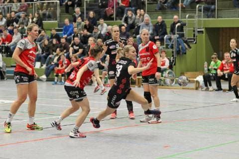 33 Lisa Borutta (HL) 22 Julia Bauer (TGN) Handball 2. HBF TG Nuertingen vs. HL Buchholz 08-Rosengarten 2018-12-22 Foto:Eibner Handball 2. HBF TG Nuertingen vs. HL Buchholz 08-Rosengarten Nuertingen Copyright: xBaur xEibner-Pressefotox EP_Soba