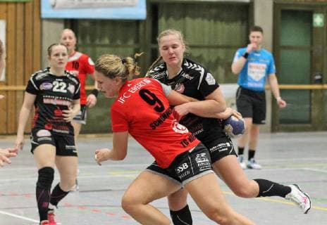 9 Lea Schuhknecht (TGN) 17 Julia Herbst (HL) Handball 2. HBF TG Nuertingen vs. HL Buchholz 08-Rosengarten 2018-12-22 Foto:Eibner Handball 2. HBF TG Nuertingen vs. HL Buchholz 08-Rosengarten Nuertingen Copyright: xBaur xEibner-Pressefotox EP_Soba
