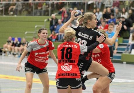33 Lisa Borutta (HL) 18 Benita Quattlender (TGN) Handball 2. HBF TG Nuertingen vs. HL Buchholz 08-Rosengarten 2018-12-22 Foto:Eibner Handball 2. HBF TG Nuertingen vs. HL Buchholz 08-Rosengarten Nuertingen Copyright: xBaur xEibner-Pressefotox EP_Soba