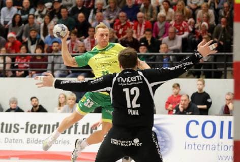 TuS Ferndorf - VfL Eintracht Hagen, 22.12.2018 Ehemalige Kollegen gegeneinander: Daniel Mestrum (VfL Eintracht Hagen) mit dem 6:6 gegen Torwart Lucas Puhl (TuS Ferndorf) Kreuztal Stählerwiese Deutschland