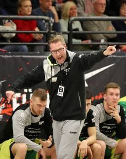 TuS Ferndorf - VfL Eintracht Hagen, 22.12.2018 Trainer Niels Pfannenschmidt (VfL Eintracht Hagen) mit lautstarken Anweisungen von der Aussenlinie, Kreuztal Stählerwiese Deutschland