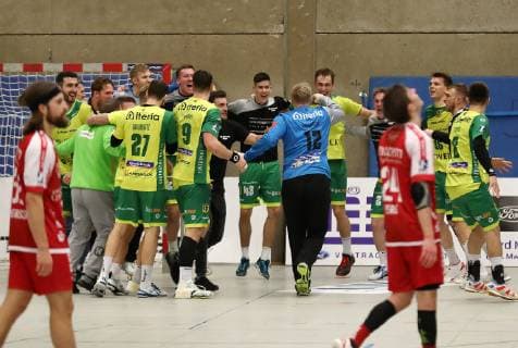 TuS Ferndorf - VfL Eintracht Hagen, 22.12.2018 Jubel beim VfL Eintracht Hagen nach dem 22:21 Sieg über den TuS Ferndorf, die beiden Ferndorfer (von links) Julius Lindskog Andersson (TuS Ferndorf) und Lukas Zerbe (TuS Ferndorf) gehen enttäuscht vom Platz, Kreuztal Stählerwiese Deutschland
