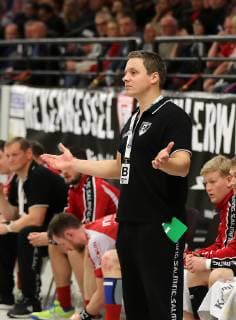 TuS Ferndorf - VfL Eintracht Hagen, 22.12.2018 Trainer Michael Lerscht (TuS Ferndorf) schien schon manchmal ratlos, Kreuztal Stählerwiese Deutschland