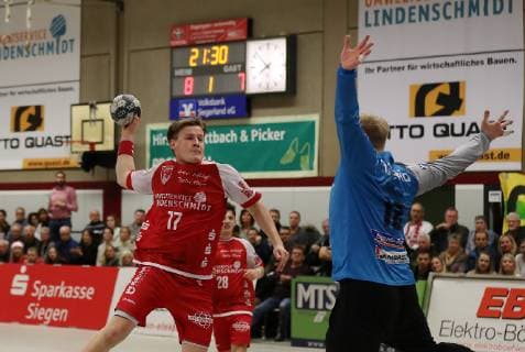 TuS Ferndorf - VfL Eintracht Hagen, 22.12.2018 Mattis Michel (TuS Ferndorf) mit dem 9:7 gegen Torwart Nils Dresrüsse (VfL Eintracht Hagen), Kreuztal Stählerwiese Deutschland