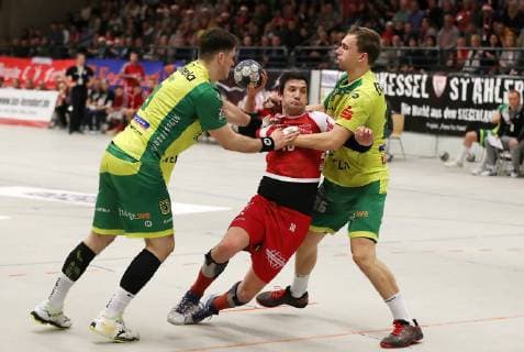 TuS Ferndorf - VfL Eintracht Hagen, 22.12.2018 Bildmitte: Marijan Basic (TuS Ferndorf) wird von (links) Tilman Pröhl und Dominik Waldhof (VfL Eintracht Hagen) geblockt, Kreuztal Stählerwiese Deutschland