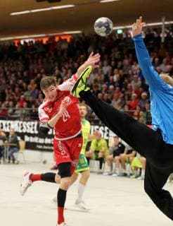 TuS Ferndorf - VfL Eintracht Hagen, 22.12.2018 Lukas Zerbe (TuS Ferndorf) mit dem 15:16 gegen Torwart Nils Dresrüsse (VfL Eintracht Hagen), Kreuztal Stählerwiese Deutschland