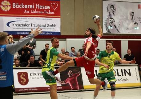 TuS Ferndorf - VfL Eintracht Hagen, 22.12.2018 Bildmitte: Julius Lindskog Andersson (TuS Ferndorf) verschenkt in den Schlusssekunden den Sieg mit diesem Fehlwurf, von llinks: Torwart Nils Dresrüsse,Daniel Mestrum, Tim Stefan (VfL Eintracht Hagen), Kreuztal Stählerwiese Deutschland