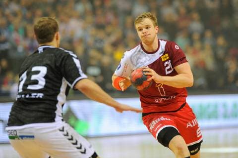 Handball Verein Hamburg vs. TuSEM Essen, Handball, 2.Bundesliga, 23.12.18 Lucas Firnhaber (Nr. 26, TuSEM Essen) gegen Niklas Weller (Nr. 13, Handball Sport Verein Hamburg) Handball Sport Verein Hamburg vs. TuSEM Essen, Handball, 2.Bundesliga, 23.12.18