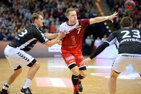 Handball Verein Hamburg vs. TuSEM Essen, Handball, 2.Bundesliga, 23.12.18 Luca Witzke (Nr. 7, TuSEM Essen) gegen Niklas Weller (Nr. 13, Handball Sport Verein Hamburg) und Jan Forstbauer (Nr. 23, Handball Sport Verein Hamburg) Handball Sport Verein Hamburg vs. TuSEM Essen, Handball, 2.Bundesliga, 23.12.18