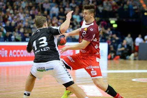 Handball Verein Hamburg vs. TuSEM Essen, Handball, 2.Bundesliga, 23.12.18 Lucas Firnhaber (Nr. 26, TuSEM Essen) gegen Niklas Weller (Nr. 13, Handball Sport Verein Hamburg) Handball Sport Verein Hamburg vs. TuSEM Essen, Handball, 2.Bundesliga, 23.12.18