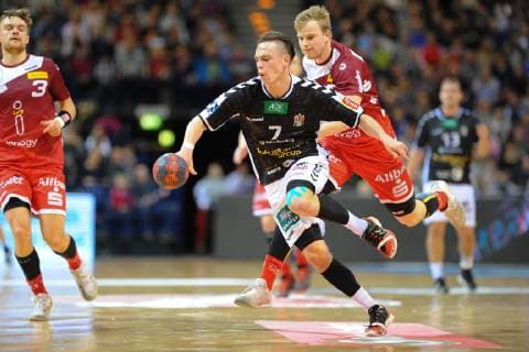 Handball Verein Hamburg vs. TuSEM Essen, Handball, 2.Bundesliga, 23.12.18 Leif Tissier (Nr. 7, Handball Sport Verein Hamburg) entwischt Lucas Firnhaber (Nr. 26, TuSEM Essen) Handball Sport Verein Hamburg vs. TuSEM Essen, Handball, 2.Bundesliga, 23.12.18