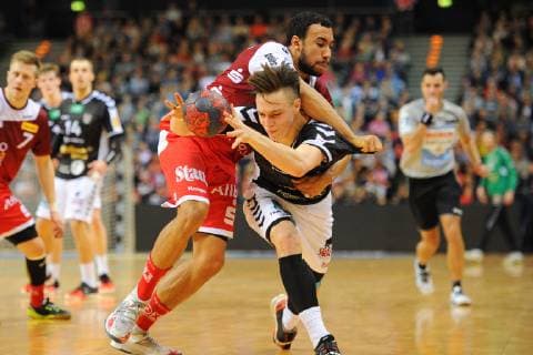 Handball Verein Hamburg vs. TuSEM Essen, Handball, 2.Bundesliga, 23.12.18 Leif Tissier (Nr. 7, Handball Sport Verein Hamburg) gegen David Cyrill Akakpo (Nr. 19, TuSEM Essen) Handball Sport Verein Hamburg vs. TuSEM Essen, Handball, 2.Bundesliga, 23.12.18
